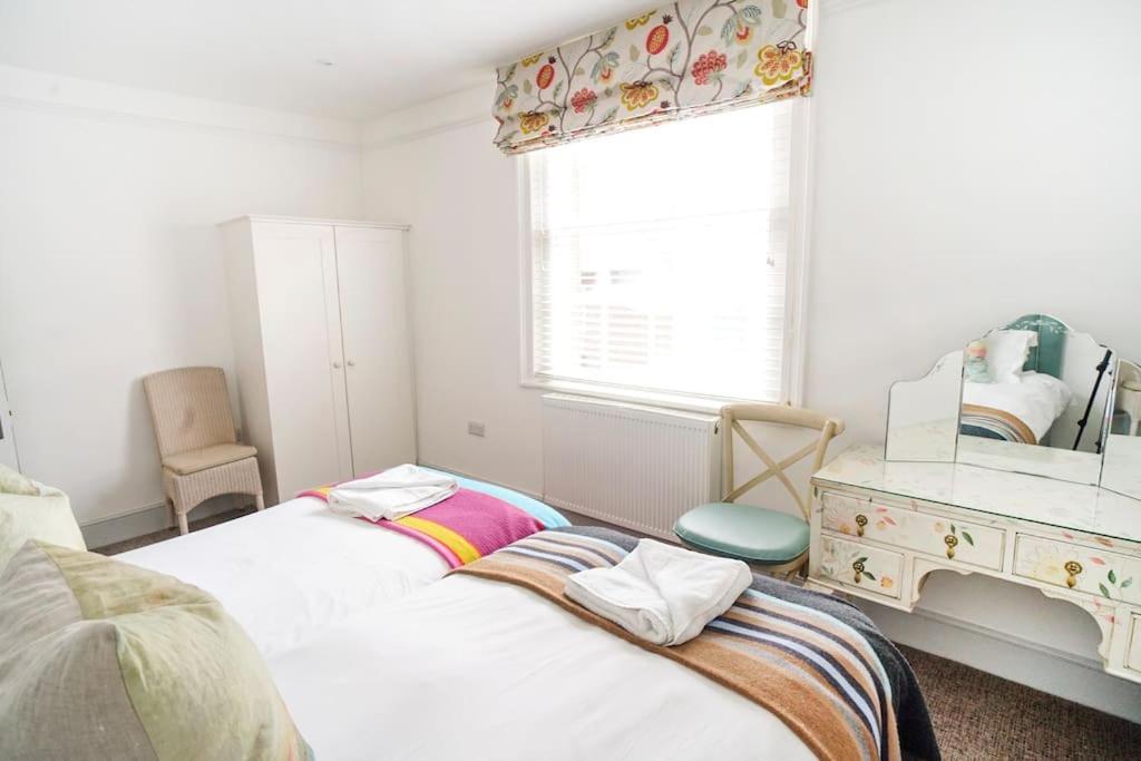 Paskins, Cowes - Sleeps 4 - 2 Bed - 2 Bath - Central Location المظهر الخارجي الصورة