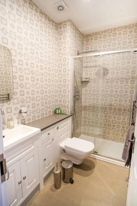 Paskins, Cowes - Sleeps 4 - 2 Bed - 2 Bath - Central Location المظهر الخارجي الصورة